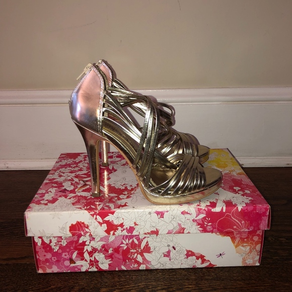 Chinese Laundry Heels, Metallic Light Gold, Size 6 - Picture 5 of 6